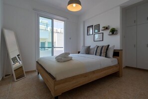 Appartement, 3 chambres, balcon, vue ville | Rideaux occultants, fer et planche à repasser, Wi-Fi gratuit