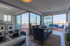 Appartement, 3 chambres, balcon, vue ville | Salle de séjour | TV connectée de 43 pouces avec chaînes numériques, services de streaming