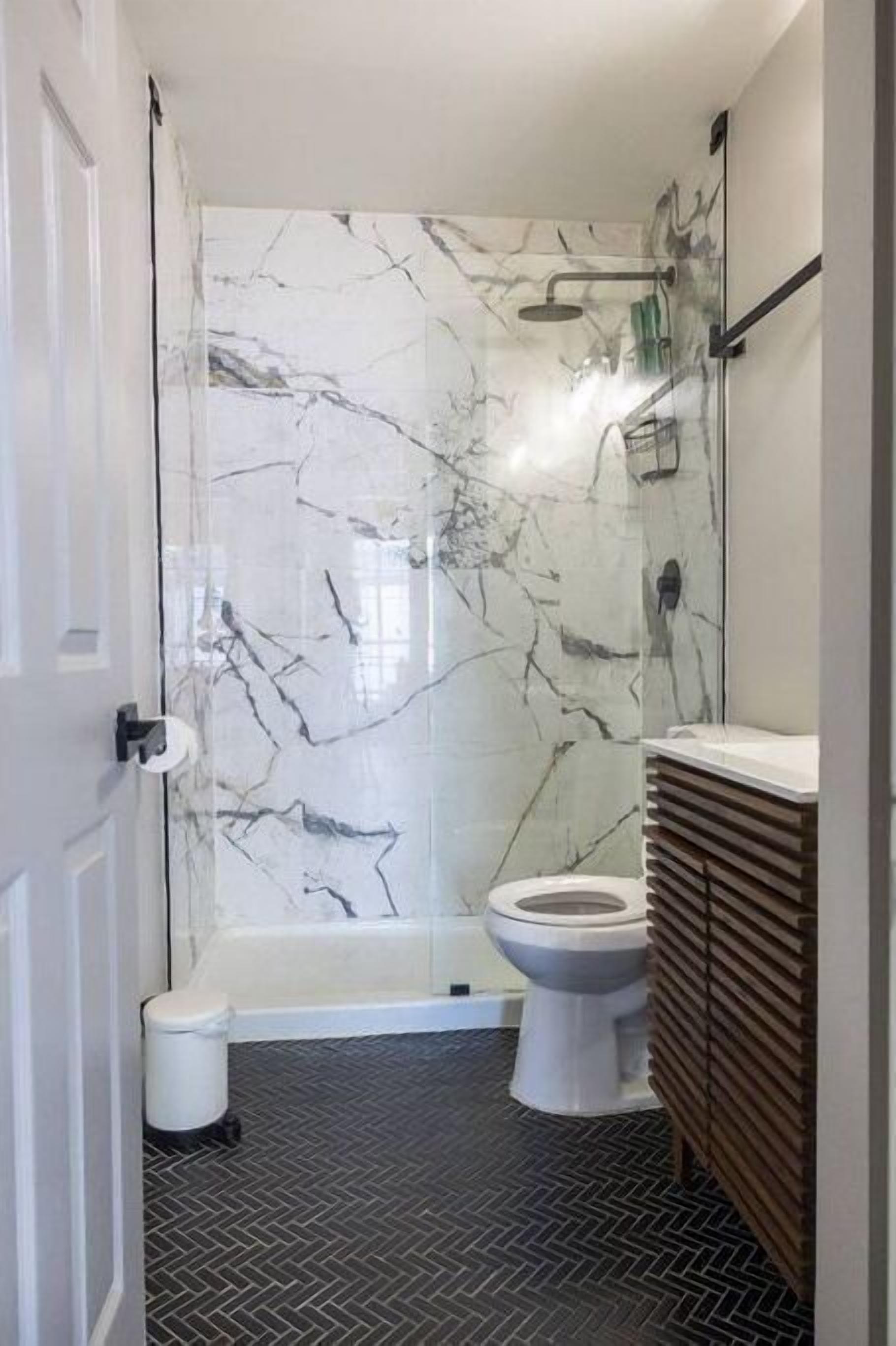 Dusche, Handtücher, Seife, Toilettenpapier