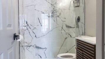 Dusche, Handtücher, Seife, Toilettenpapier