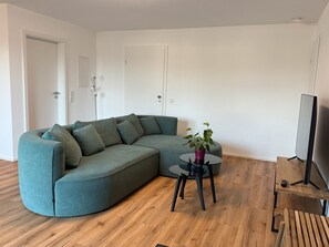 TV - Apartment 'Seezeit' with Private Terrace, Private Garden and Wi-Fi (Bodman-Ludwigshafen)