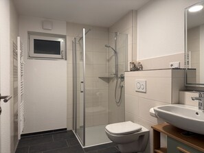 Shower, hair dryer, towels - Apartment 'Seezeit' with Private Terrace, Private Garden and Wi-Fi (Bodman-Ludwigshafen)