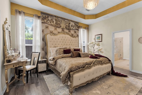 9 bedrooms, iron/ironing board, WiFi, bed sheets. 9BRM/8Bath/Large Group/Jacuzzi/Hot Tub/GYM/ in Downtown