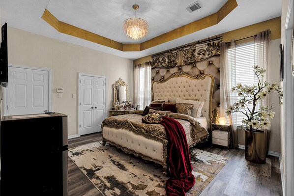 9 bedrooms, iron/ironing board, WiFi, bed sheets - 9BRM/8Bath/Large Group/Jacuzzi/Hot Tub/GYM/ in Downtown (Houston)
