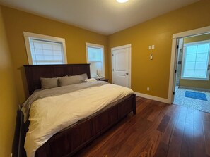 3 bedrooms, desk, iron/ironing board, travel cot - Spacious, Accessible Hillsboro Retreat – Deck, Grill & Family-Friendly Comfort (Hillsboro)