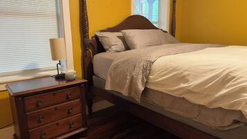 3 bedrooms, desk, iron/ironing board, travel crib