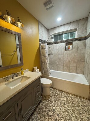 Shower, hair dryer, towels, soap - Spacious, Accessible Hillsboro Retreat – Deck, Grill & Family-Friendly Comfort (Hillsboro)