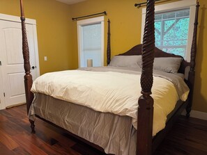 3 bedrooms, desk, iron/ironing board, travel cot