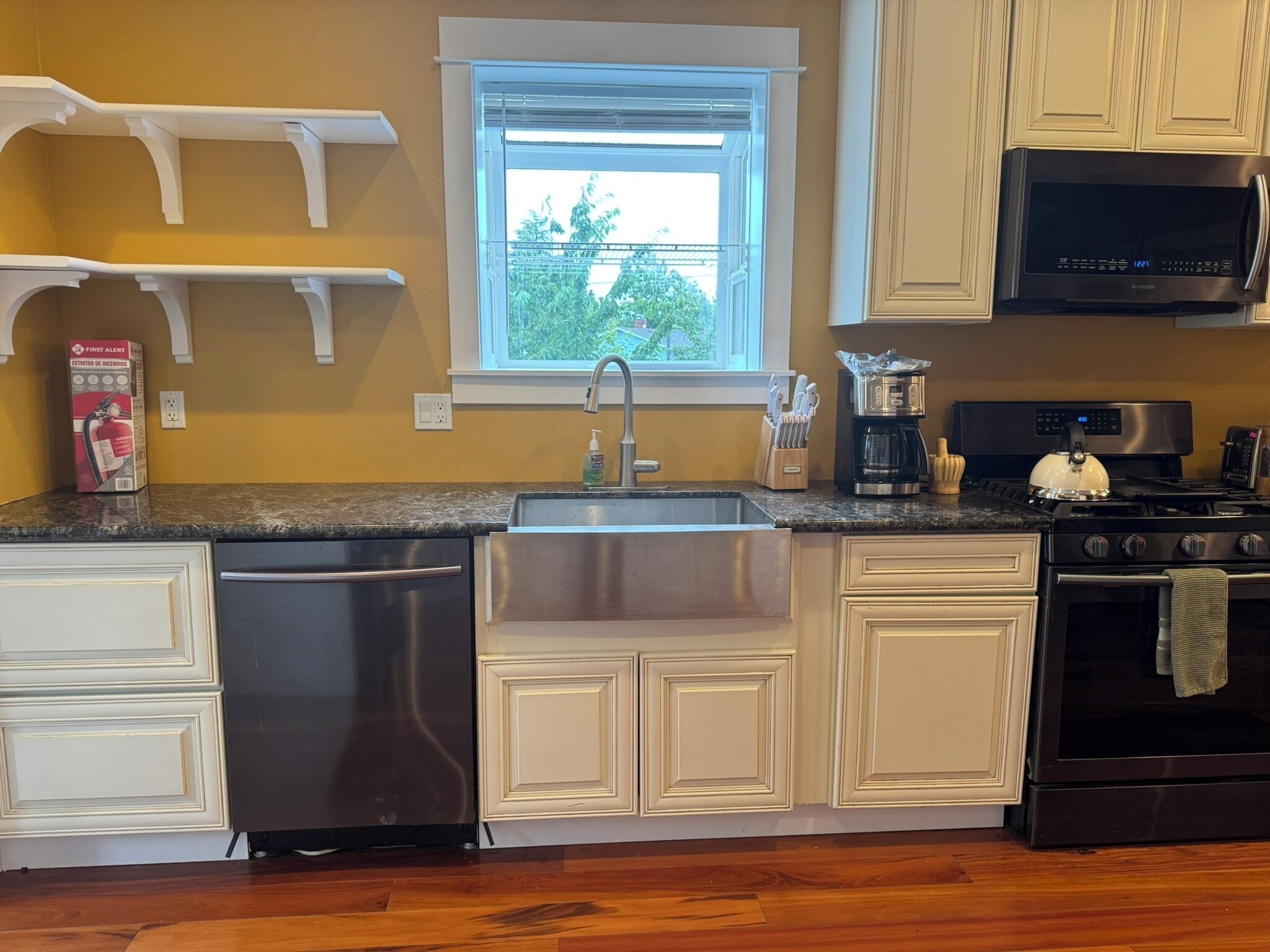 Een koelkast, een magnetron, een oven, een kookplaat