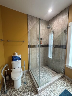 Een douche, een haardroger, handdoeken, zeep