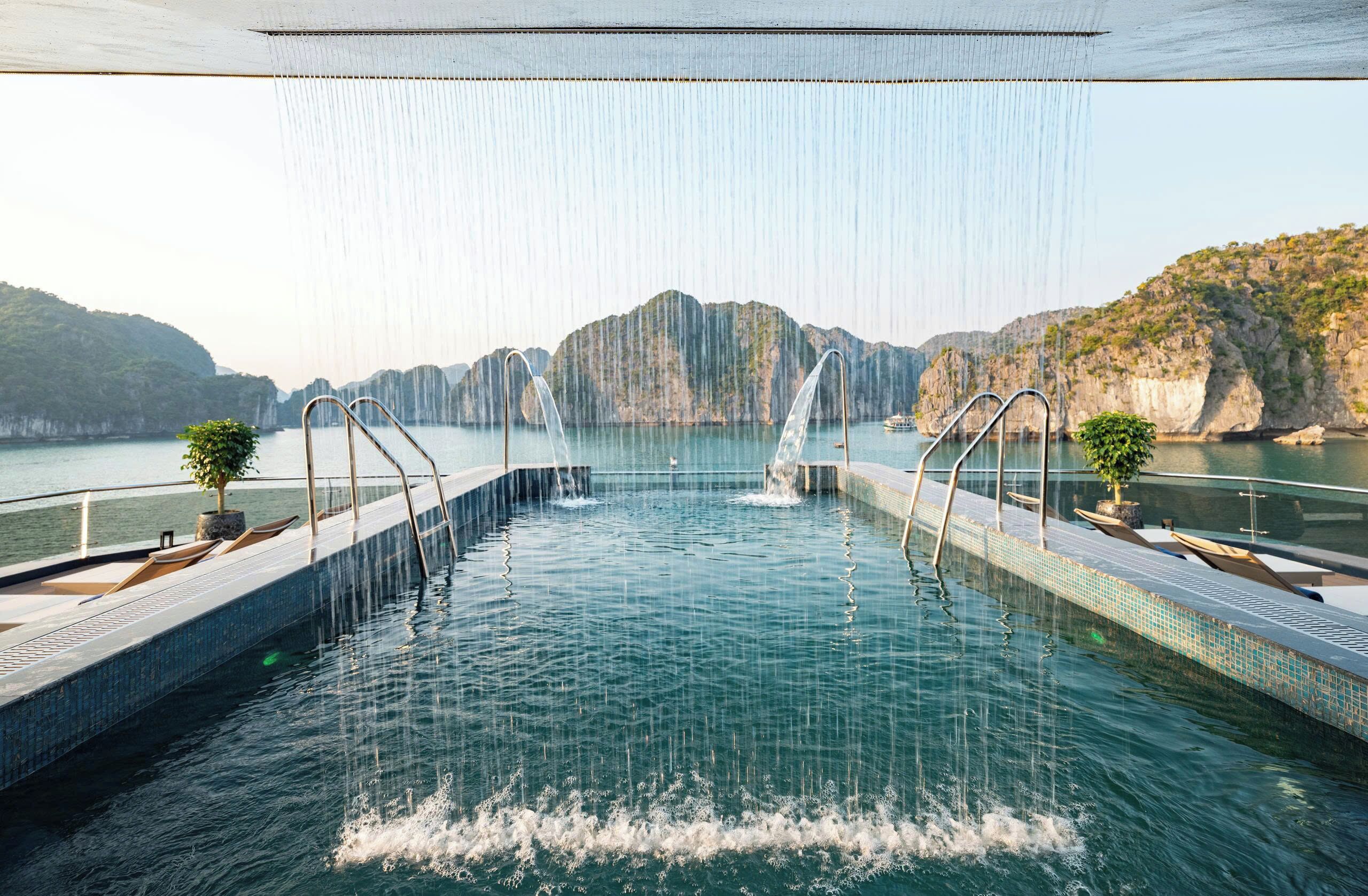 2 binnenzwembaden, een buitenzwembad en parasols bij het zwembad