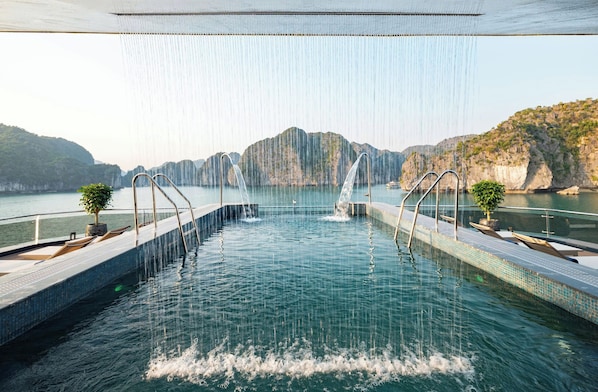 2 piscinas techadas, una piscina al aire libre, sombrillas