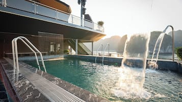 2 kolam renang indoor dan kolam renang outdoor