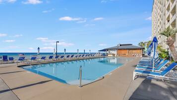 Een verwarmd zwembad