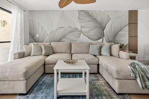 TV connectée, cheminée, livres