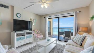 Een smart-tv en boeken