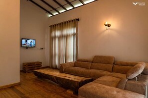 Quarto família, vista para a montanha | Área de estar