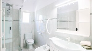 Dusch, hårtork och handdukar