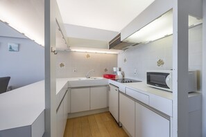 Réfrigérateur, micro-ondes, plaque de cuisson, cafetière/bouilloire