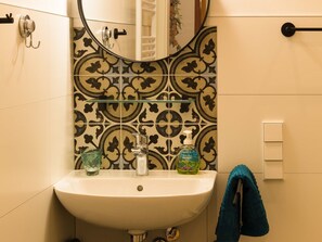 Een douche, een haardroger, handdoeken