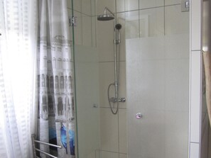Dusche, kostenlose Toilettenartikel, Haartrockner, Handtücher