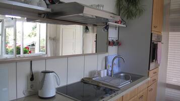 Fridge, oven, stovetop, coffee/tea maker