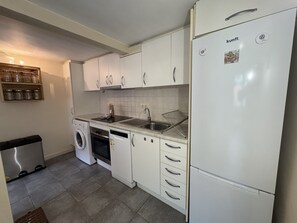 ثلاجة، ميكروويف، فرن، ماكينة لصنع القهوة/الشاي