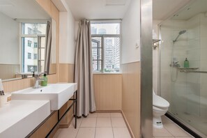 Comfort-værelse med 2 enkeltsenge | Badeværelse | Bruser, hårtørrer, håndklæder, Shampoo