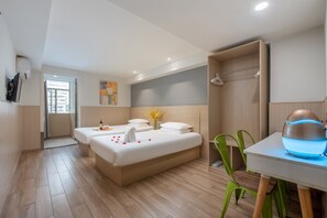 Chambre Confort avec lits jumeaux | Bureau, espace de travail pour ordinateurs portables