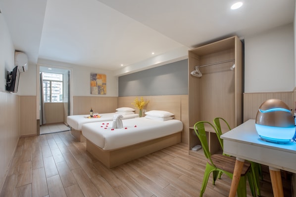Comfort Twin Room | Desk, laptop workspace - SOVISHaiHeHotel (Shenzhen)