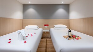 Economy Twin Room | Desk, laptop workspace - SOVISHaiHeHotel (Shenzhen)