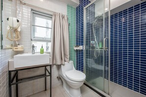 Dusche, Haartrockner, Handtücher, Shampoo