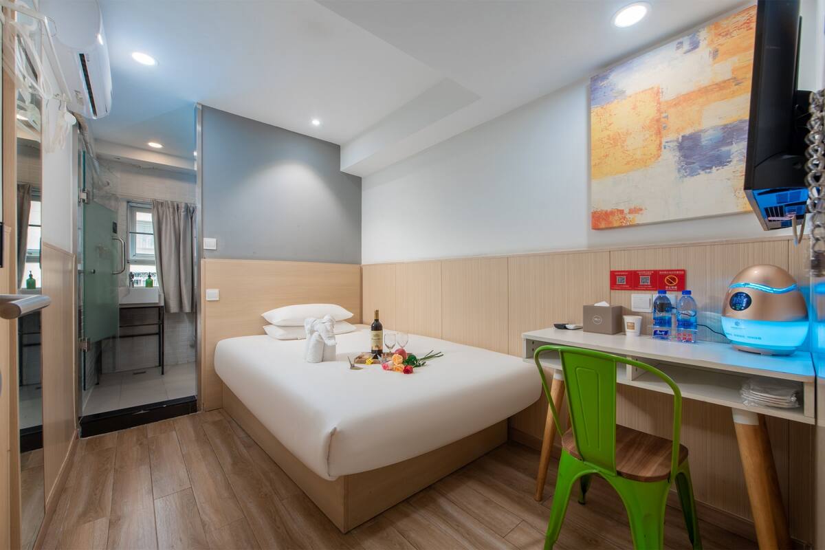 Standard Double Room Single Use | Desk, laptop workspace