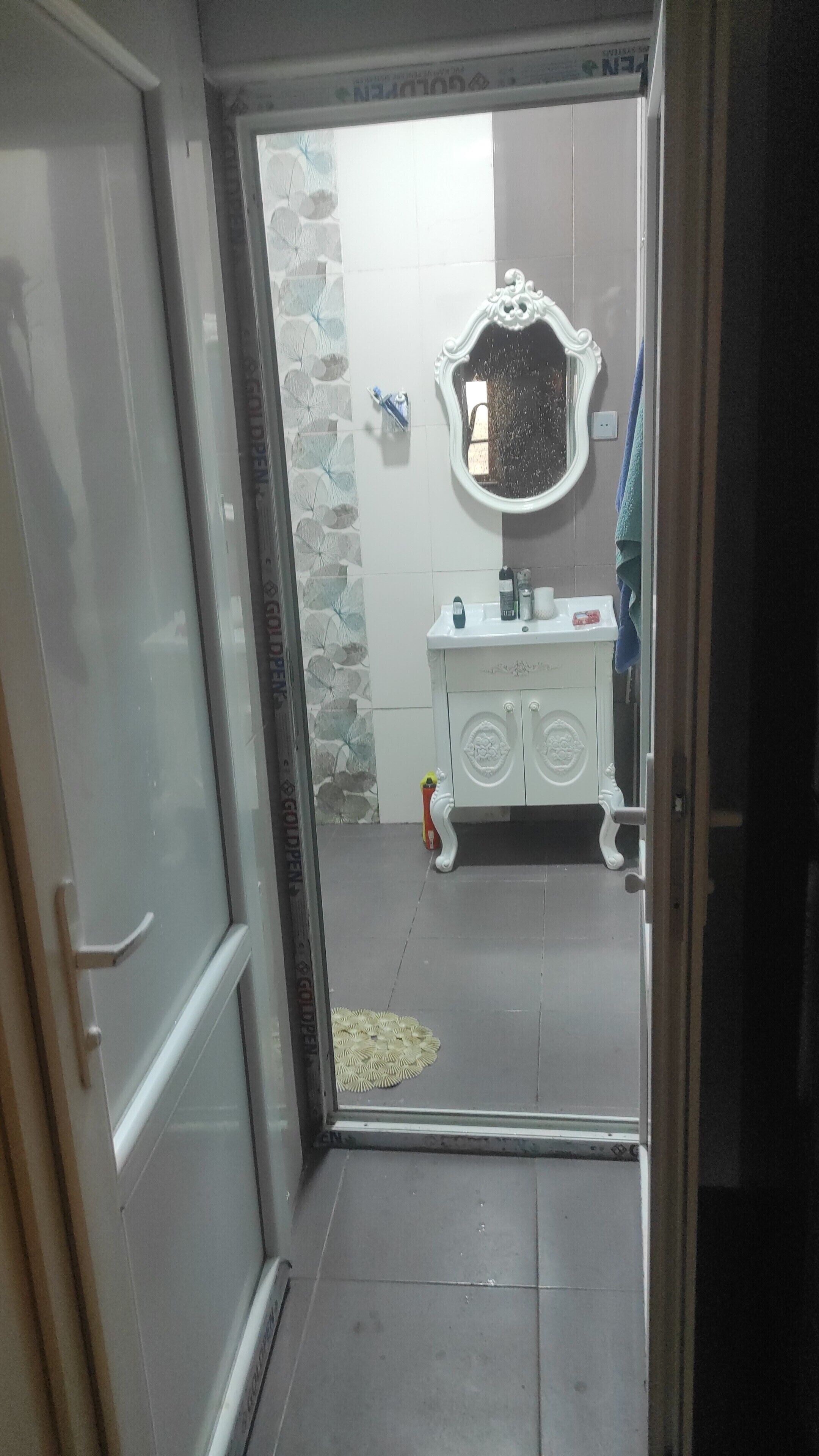 Ein Badezimmer mit Waschbecken, Spiegel und Toilette.