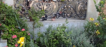 Spacious 5-bedroom apartment in Baku with garden near sea, WiFi