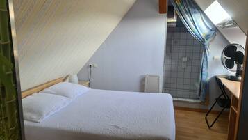 2 slaapkamers, een strijkplank/strijkijzer, wifi, beddengoed