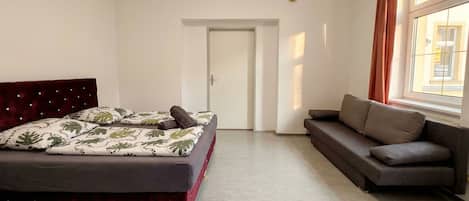 غرفة بتجهيزات أساسية | المنشأة من الداخل