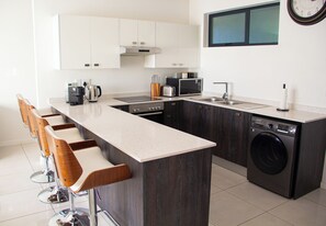 Mikrobølgeovn, ovn og kokeplater