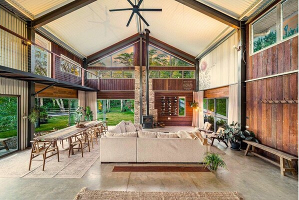 Interior - Linden Rose Barn - Views & Short Walk to Kondalilla National Park Waterfall (Montville)