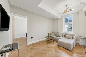 Classic Apartment, City View | Living area
