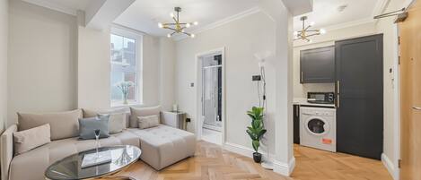 Classic Apartment, City View | Living area