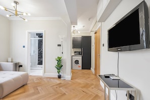Classic Apartment, City View | Living area