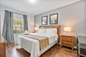 3 dormitorios, escritorio, tabla de planchar con plancha y cuna de viaje