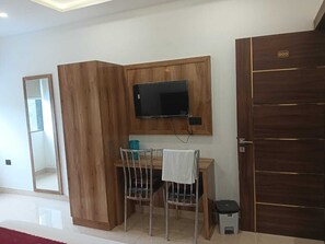 Dobbeltrom – deluxe, byutsikt | Sengetøy av topp kvalitet, memory foam-senger, minibar og skrivebord