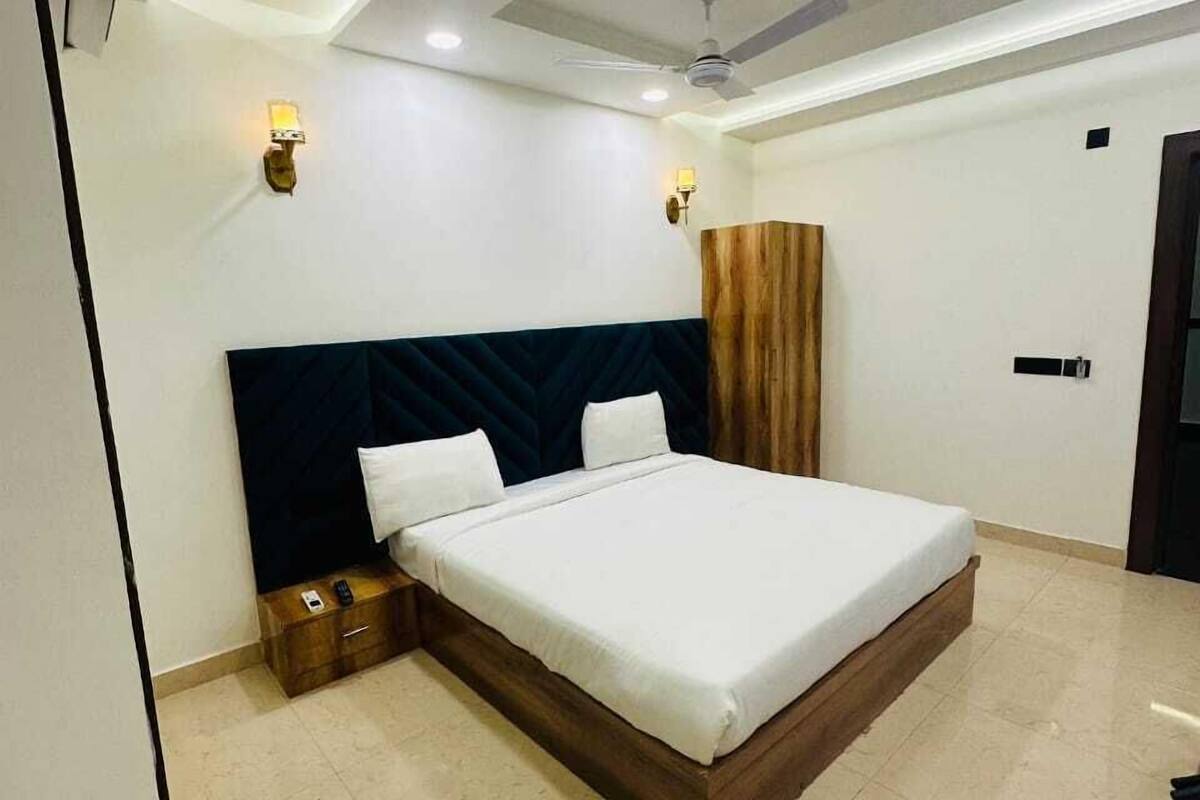 Deluxe Double Room, City View | Desk, laptop workspace, iron/ironing board, free WiFi