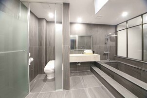 Suite Room | Baño | Bañera y ducha independientes, secador de pelo, toallas y jabón