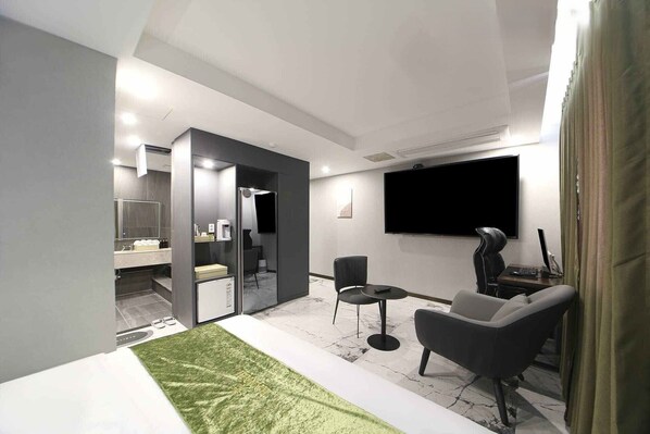 Suite Room | Desk, laptop workspace, free WiFi - Hanabi Hotel (Ansan)