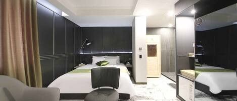 Escritorio, espacio para trabajar con laptop y wifi gratis