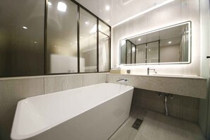 Separate bathtub and shower, hair dryer, towels, soap - Hanabi Hotel (Ansan)