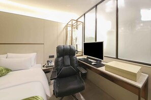 Standard 1PC Room | โต๊ะทำงาน, พื้นที่ทำงานแบบใช้แล็ปท็อป, Wi-Fi ฟรี